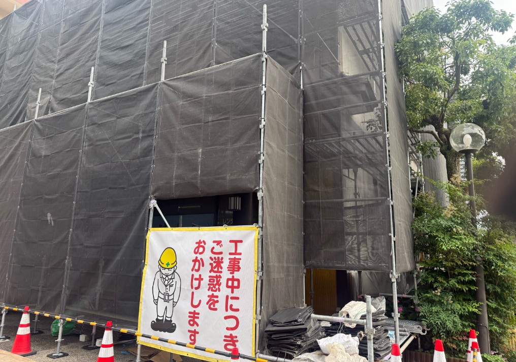 大型物件の外壁塗装工事を安全第一で進めています✨🏢の画像