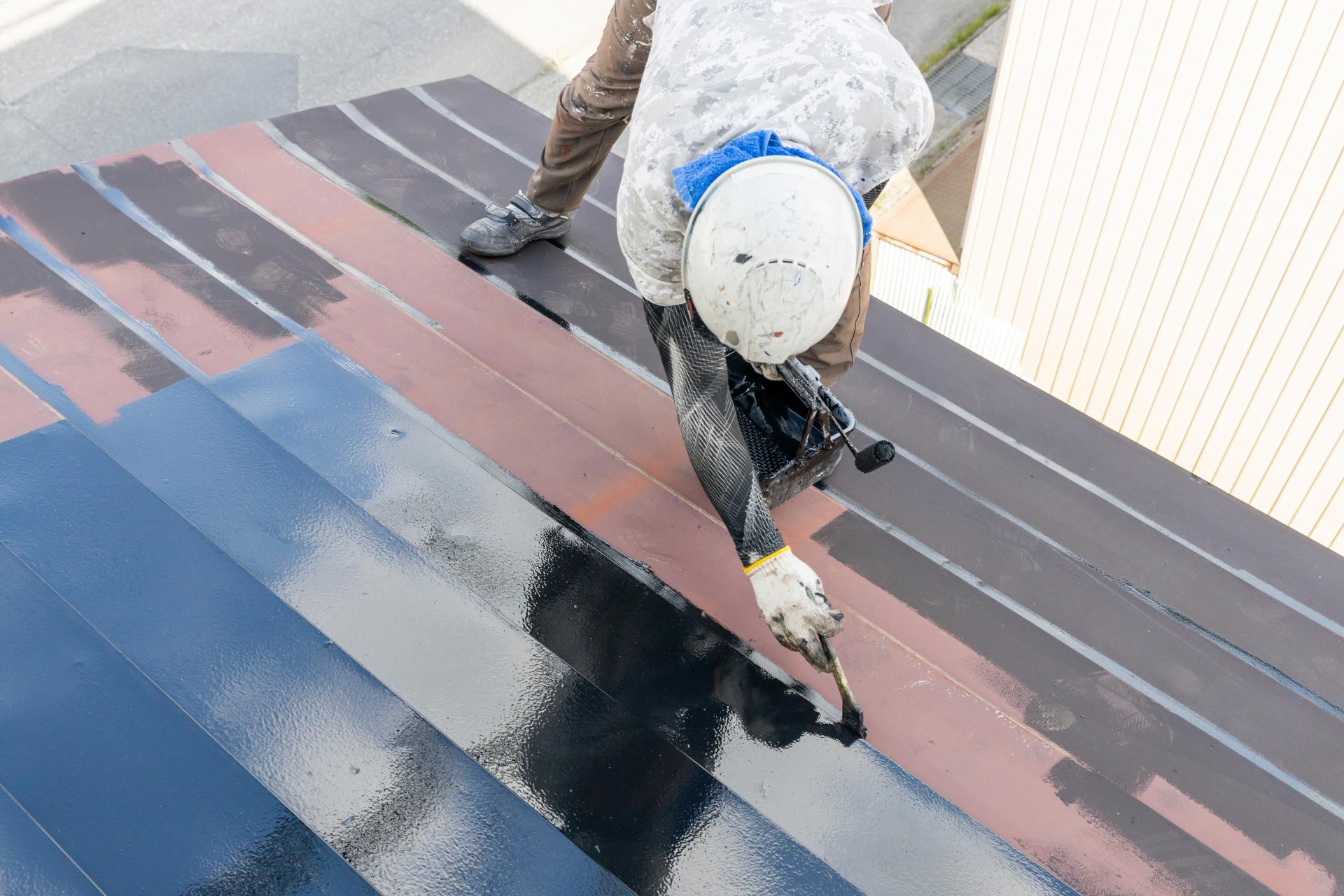 屋根塗装をする職人