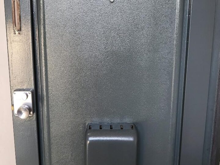 岡山市北区平野　Ｋ様アパート　玄関ドア塗装工事